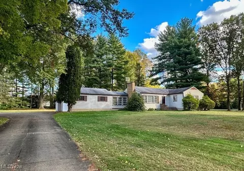 1724 Portal Dr NE, Howland, OH 44484
