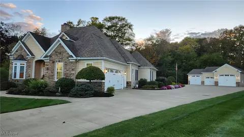 8540 Riverview Dr, Garrettsville, OH 44231