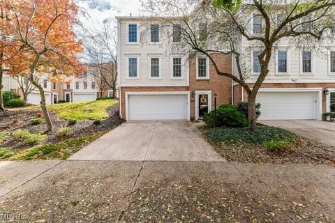 121 Cliffside Cmns, Rocky River, OH 44116