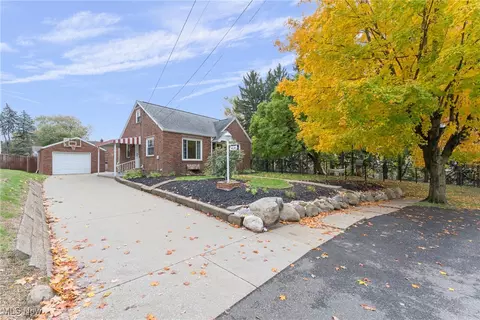 1438 Deville Ave NW, Canton, OH 44708