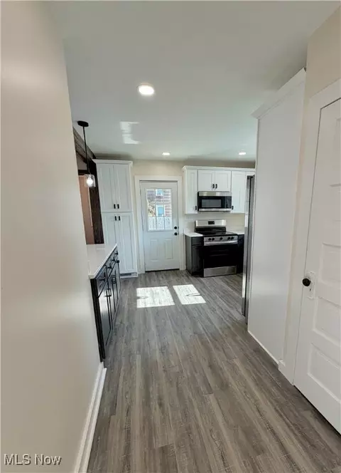 Entry Way - 1221 Dover Ave, Dover, OH 44622 photo 3 of 8
