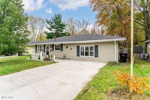 1038 Oakwood Dr, Elyria, OH 44035