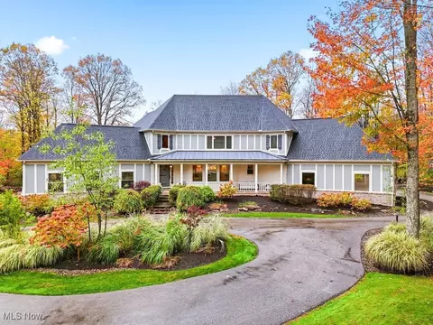 9550 Weathervane Dr, Chagrin Falls, OH 44023