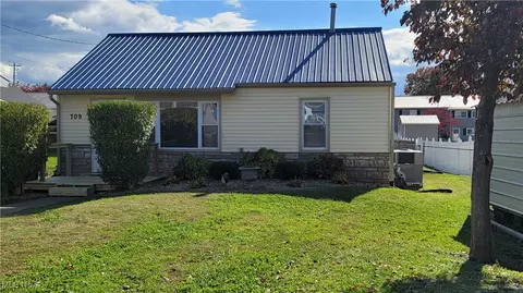 709 Fourth St, Belpre, OH 45714