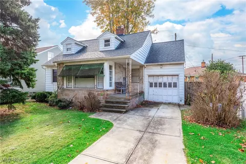 6298 Chestnut Hills Dr, Parma, OH 44129