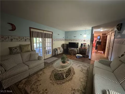 Living - 8976 Jackson St, Mentor, OH 44060 photo 4 of 7