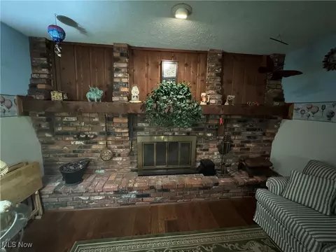 Living - 8976 Jackson St, Mentor, OH 44060 photo 6 of 7