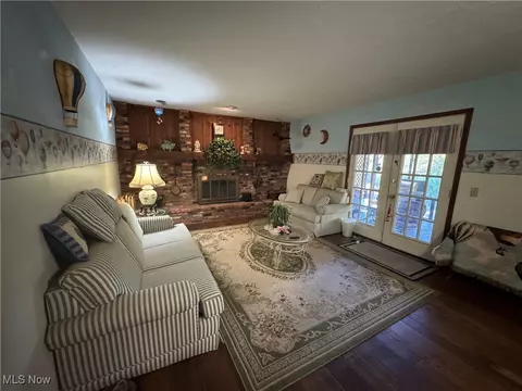 Living - 8976 Jackson St, Mentor, OH 44060 photo 5 of 7