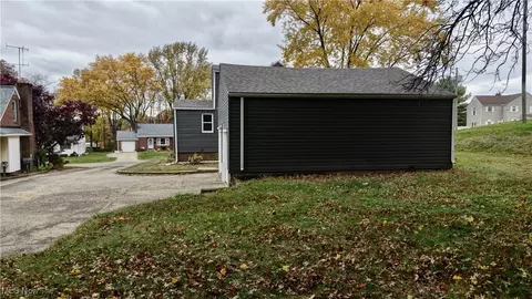Exterior - 2718 Homedale Ave NW, Canton, OH 44708 photo 5 of 7