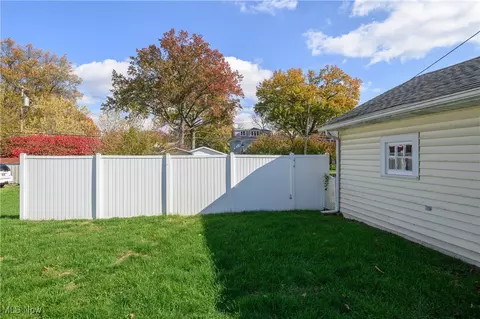 Exterior - 1009 N Walnut St N, Dover, OH 44622 photo 2 of 5