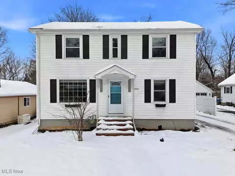 7102 Oak St, Chagrin Falls, OH 44022