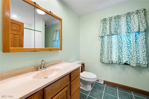 Bath - 8560 Willow Ln, Chardon, OH 44024 photo 1 of 5