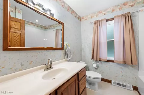 Bath - 8560 Willow Ln, Chardon, OH 44024 photo 4 of 5
