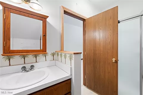 Bath - 8560 Willow Ln, Chardon, OH 44024 photo 2 of 5
