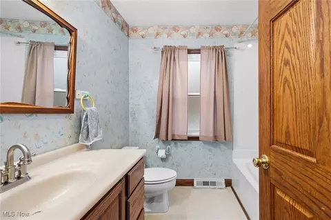 Bath - 8560 Willow Ln, Chardon, OH 44024 photo 3 of 5