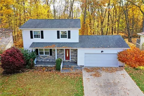 1760 Dumont Dr, Mineral Ridge, OH 44440
