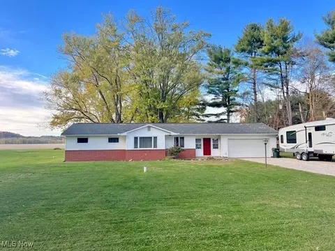 6852 Riverside Rd SE, Uhrichsville, OH 44683