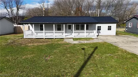 148 4th St, Frazeysburg, OH 43822