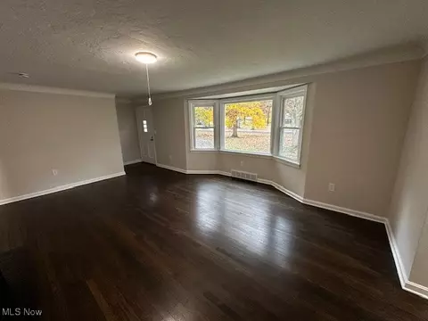 Living - 10488 Dewhurst Rd, Elyria, OH 44035 photo 2 of 4