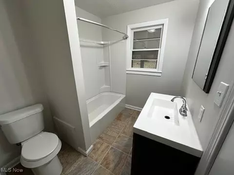 Bath - 10488 Dewhurst Rd, Elyria, OH 44035 photo 1 of 2