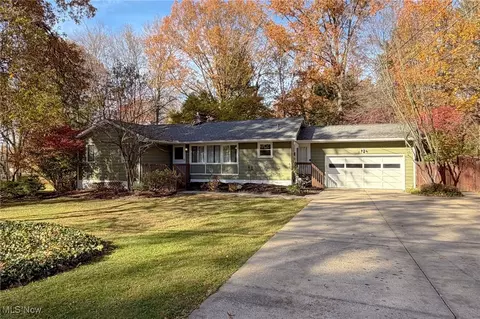 2755 Erie Dr, Fairlawn, OH 44333
