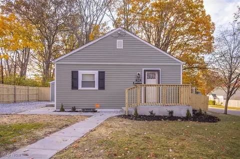 1076 Hardesty Blvd, Akron, OH 44320