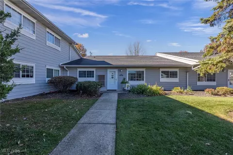 27069 Oakwood Cir #117W, Olmsted Twp, OH 44138