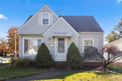 8119 Pinegrove Ave, Parma, OH 44129