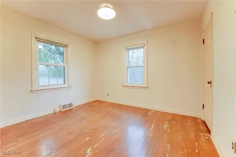 Bedroom - 33560 Arthur Rd, Solon, OH 44139 photo 2 of 5