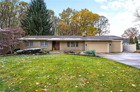 557 Spring Grove Dr, Tallmadge, OH 44278