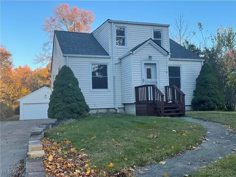 2825 Orchard Dr, Willoughby Hills, OH 44092