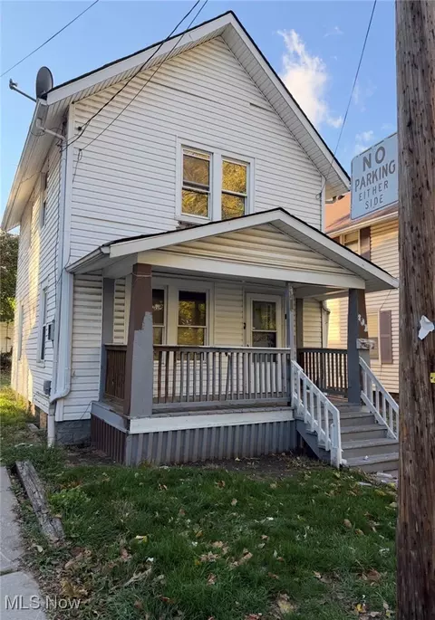 802 Clay Dr, Akron, OH 44311