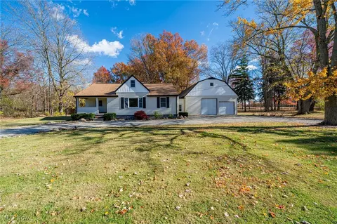 7097 Stearns Rd, Olmsted Twp, OH 44138