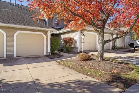 2410 Wrens Dr S, Stow, OH 44224