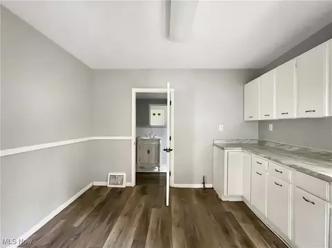 Entry Way - 213 Gates Ave, Elyria, OH 44035 photo 2 of 3