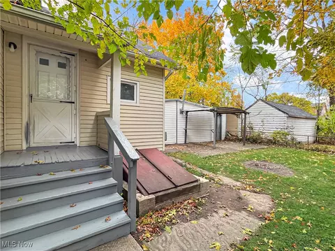 Exterior - 213 Gates Ave, Elyria, OH 44035 photo 3 of 5