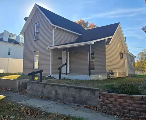 731 S 6th St, Coshocton, OH 43812