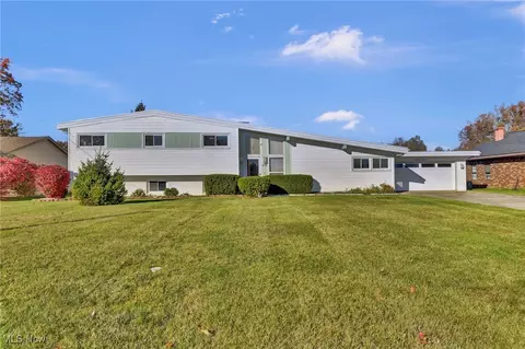 2736 W Skyline Dr, Lorain, OH 44053