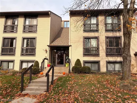6340 Greenwood Pkwy #405, Sagamore Hills, OH 44067