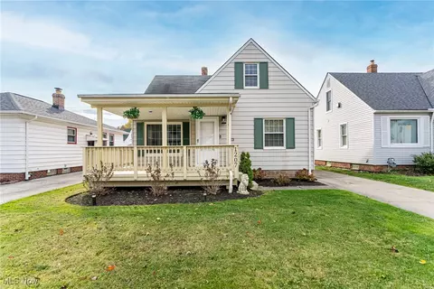 1207 Parkleigh Dr, Parma, OH 44134