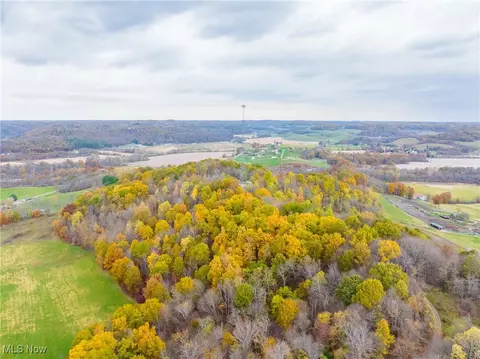 8898 Pleasant Valley Rd SE, Uhrichsville, OH 44683