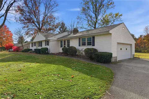 17844 Kenston Lake Dr, Chagrin Falls, OH 44023