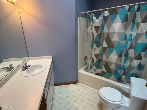 Bath - 1233 Red Tail Hawk Unit Apt 4 Ct, Boardman, OH 44512 photo 2 of 3