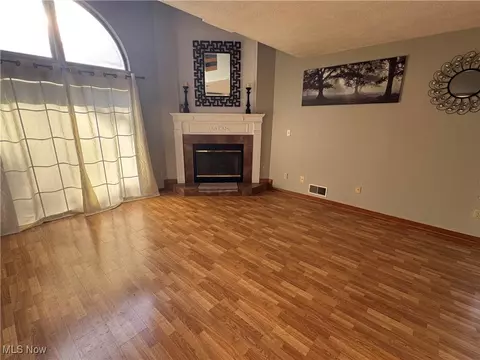 Living - 1233 Red Tail Hawk Unit Apt 4 Ct, Boardman, OH 44512 photo 1 of 3