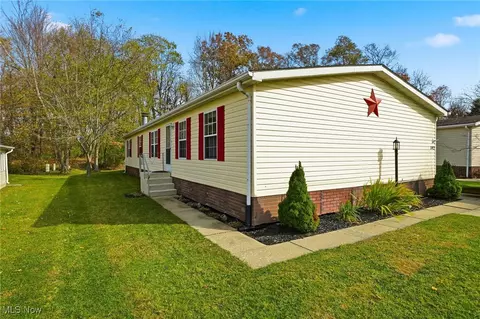 142 Oaktree Ln, Hiram, OH 44234