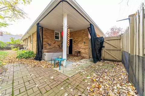 Exterior - 321 E 243rd St, Euclid, OH 44123 photo 5 of 8