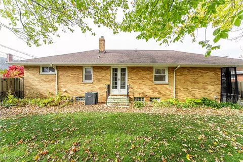 Exterior - 321 E 243rd St, Euclid, OH 44123 photo 6 of 8