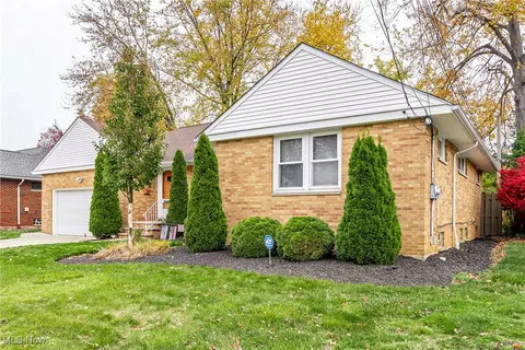 Exterior - 321 E 243rd St, Euclid, OH 44123 photo 2 of 8