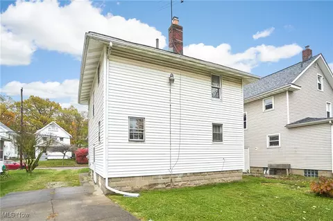 Exterior - 896 Dan St, Akron, OH 44310 photo 3 of 4