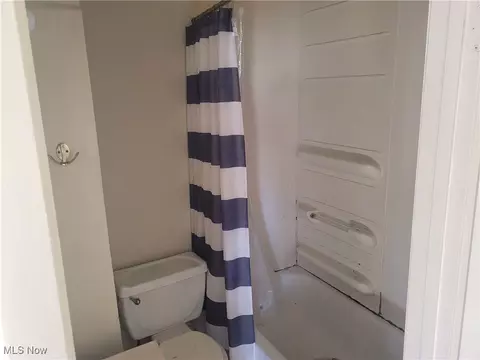 Bath - 447 8th St, Struthers, OH 44471 photo 1 of 2